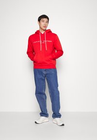 Tommy Hilfiger LOGO HOODY - Sweatshirt com capuz - empire flame