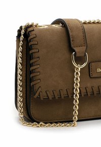 Borsa in suede marrone con tracolla in catena dorata, caratterizzata da un design cucito e un accento in metallo a forma di anello. Forma rettangolare con una finitura elegante.