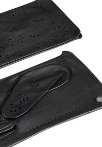 Schwarze Lederhandschuhe mit durchbrochenen Details, die eine glatte Textur und ein schlankes Design aufweisen. Mit einem kleinen Logoakzent am Handgelenk.