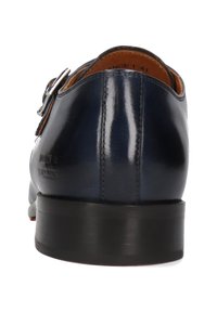 Scarpa da cerimonia in pelle blu scuro con finitura lucida, dettaglio con fibbia e tacco nero basso. L'interno presenta una fodera e cuciture in pelle marrone.