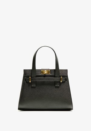 Fekete textúrájú nagy táska rövid fülekkel, arany kapoccsal és kiegészítőkkel. A design szerkezeti, geometrikus sziluettel rendelkezik.