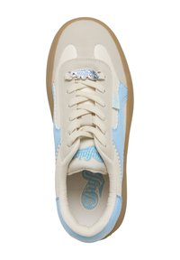 Baskets beige clair avec accents bleus, dotées d'une tige en mesh texturé, d'un bout rond et d'une semelle en caoutchouc. Design à lacets avec détail logo.