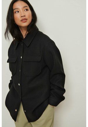 MIT DRUCKKNÖPFEN - Cappotto corto - black