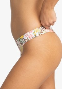 Kvetinové bikiny s bočným riasením. Obsahujú kombináciu pastelových farieb, vrátane ružovej, žltej a zelenej, vyrobené z ľahkého materiálu.