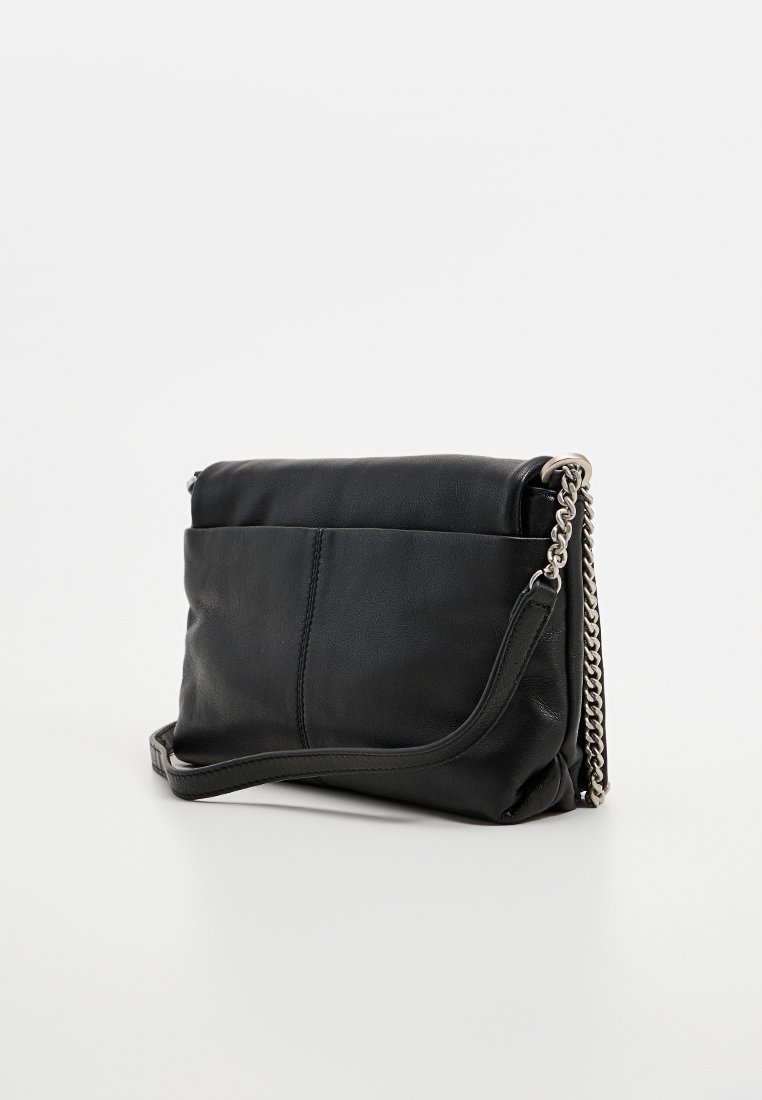 Schwarze Lederhandtasche mit einer Kettenriemen, die eine glatte Textur und ein schlichtes Design aufweist, ein Außenfach und einen gefalteten oberen Teil hat.