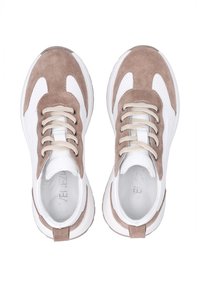 Weiße und beige Sneakers, die eine Kombination aus glatten und strukturierten Materialien, eine abgerundete Form, kontrastierende Schnürsenkel und einen gepolsterten Schaftrand aufweisen.