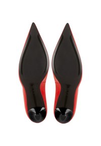 Escarpins en cuir verni rouge avec un bout pointu et un design de talon courbé. Détail de bout noir et texture lisse sur la tige.