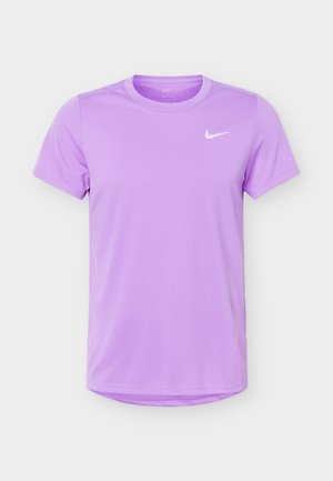 Lavendelfarbenes, kurzärmeliges Sport-T-Shirt mit Rundhalsausschnitt und weißem Nike-Swoosh-Logo auf der linken oberen Brust.
