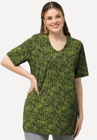Ulla Popken SPECKLED V-NECK SHORT SLEEVE  - Camiseta estampada - apple green