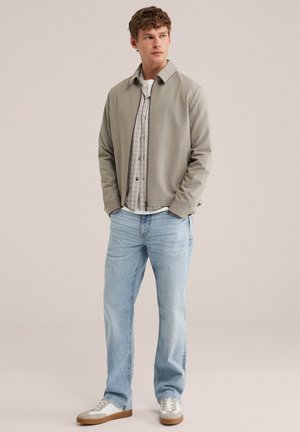 WE Fashion BLUE RIDGE - Sirgete säärtega teksad - light blue