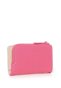 Portafoglio rosa con motivo a coccodrillo, dotato di chiusura con zip, caratterizzato da una texture liscia e un design minimalista. L'interno è beige.