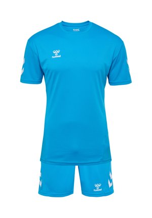Blauw sportuniform gemaakt van lichtgewicht stof, met een top met korte mouwen en bijpassende shorts, voorzien van een wit logo en accentpatronen.