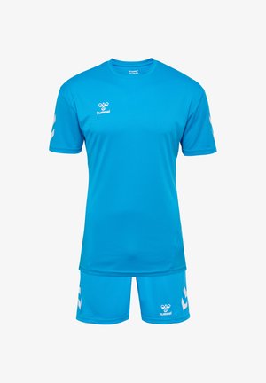 Blå atletisk uniform lavet af letvægtsstof, med en kortærmet top og matchende shorts, med hvidt logo og accentmønstre.