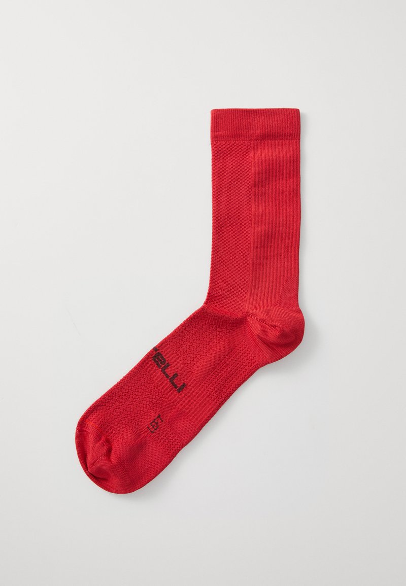 Chaussettes rouges en tissu tricoté avec un motif texturé. Présentent une bordure côtelée, un embout renforcé et un logo de marque noir sur le côté.