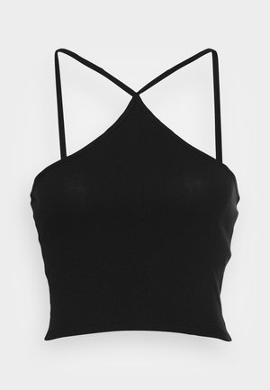 Haut court noir côtelé avec bretelles spaghetti, présentant un col en V et une silhouette ajustée. Tissu texturé pour plus de détails.