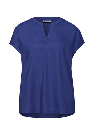 Blusa azul de manga corta con una abertura en V en el cuello y un sutil cuello redondo, hecha de tela suave.