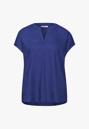 Blusa azul de manga corta con una abertura en V en el cuello y un sutil cuello redondo, hecha de tela suave.