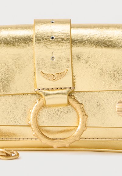 Arany metál bőr borítéktáska texturált gyűrű motívummal és varrott pánttal, amelyen kis dombornyomott szárny embléma található.