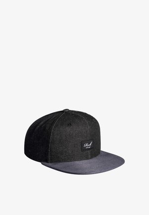 Gorra de béisbol de denim negro con visera gris oscuro. Presenta una etiqueta tejida rectangular en la parte frontal. Incluye agujeros de ventilación en la parte superior.