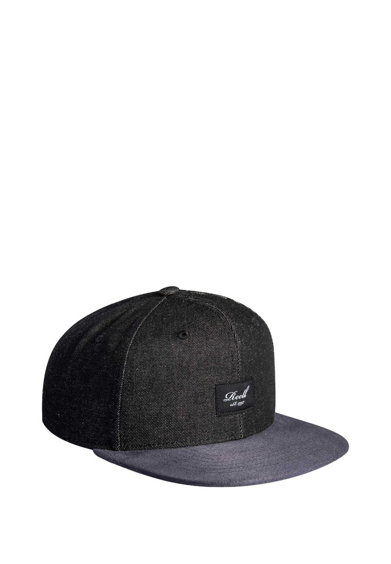 Gorra de béisbol de denim negro con visera gris oscuro. Presenta una etiqueta tejida rectangular en la parte frontal. Incluye agujeros de ventilación en la parte superior.