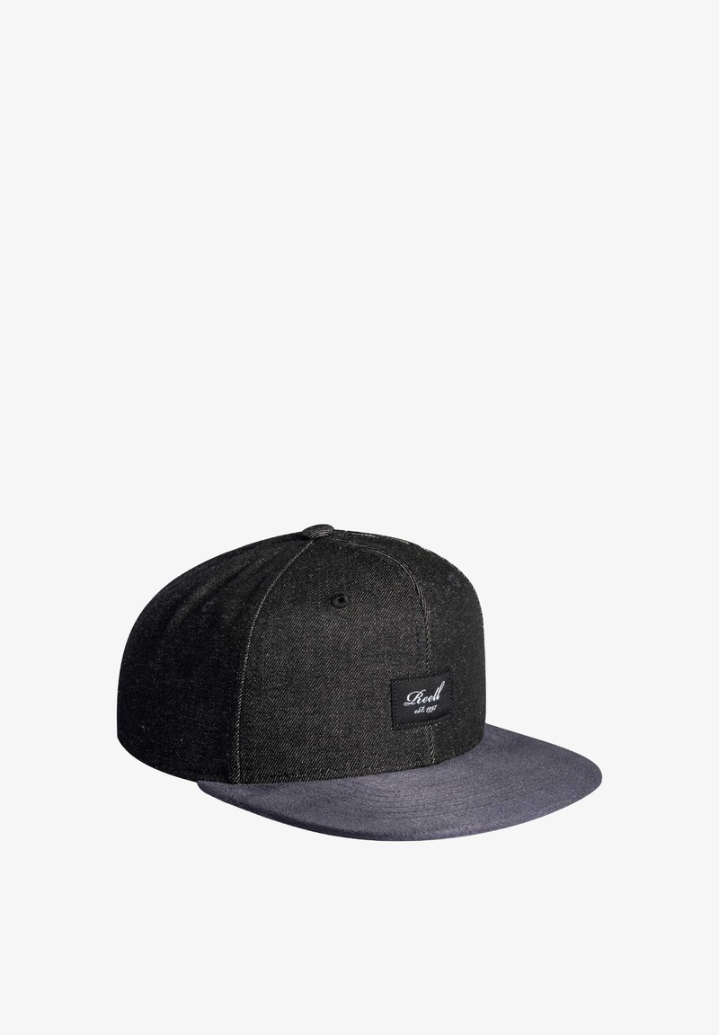 Gorra de béisbol de denim negro con visera gris oscuro. Presenta una etiqueta tejida rectangular en la parte frontal. Incluye agujeros de ventilación en la parte superior.