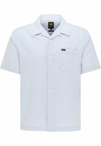 Camicia a maniche corte con bottoni in tessuto azzurro chiaro. Presenta una tasca sul lato sinistro del petto e un'etichetta con la scritta "Lee". I bottoni sono bianchi.