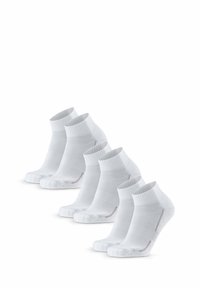 Calcetines blancos de tobillo exhibidos en fila, con puños acanalados, tejido transpirable, punteras reforzadas y una textura suave.