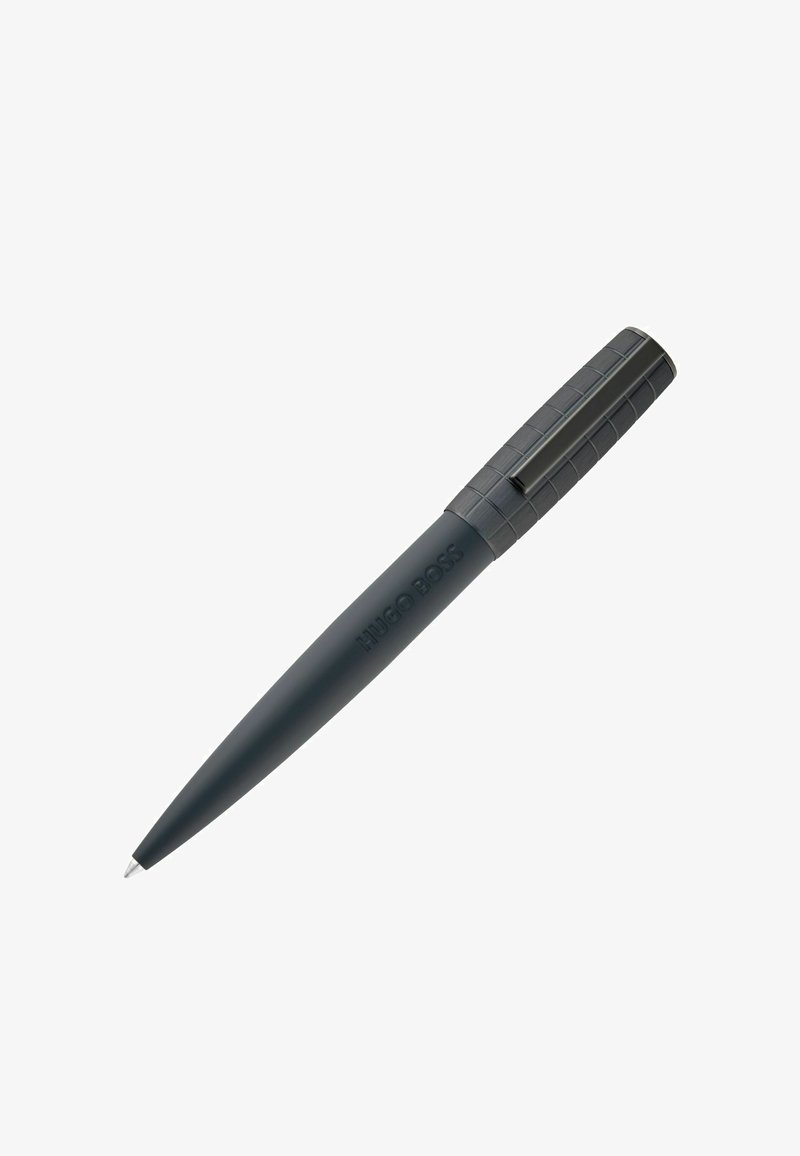 Czarny długopis kulkowy z teksturowanym uchwytem i gładkim korpusem. Na boku znajduje się logo "HUGO BOSS", a końcówka ma srebrny kolor.