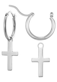 Orecchini a cerchio in argento con ciondolo a croce. Il design include superfici lisce, una finitura lucida e una forma rotonda con hardware minimale.