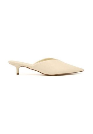 Mule beige à bout pointu avec petit talon kitten et dos ouvert, conçue pour la mode féminine et les tenues formelles.