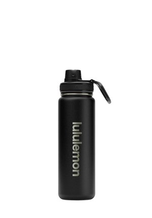 Bottiglia d'acqua nera Lululemon con tappo a scatto e maniglia per il trasporto, in piedi su sfondo bianco.