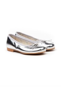 Bailarinas metálicas plateadas con puntera redondeada, ribete elástico gris y un pequeño lazo en la parte frontal. Textura suave y tacón bajo.