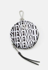 Pochette ronde noire et blanche avec texte répétitif "STEVE MADDEN", logo argenté "SM", fermeture éclair et clip métallique avec bracelet noir.
