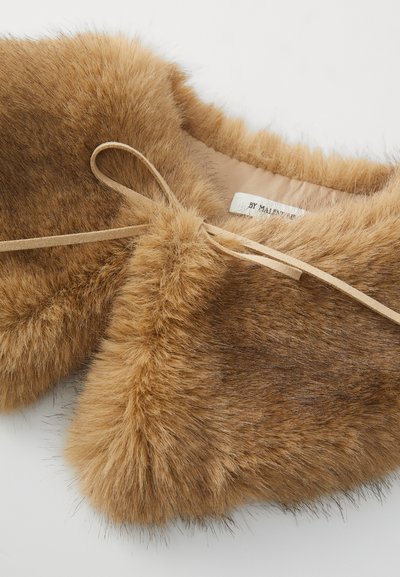 Brun faux fur sjal med en blød tekstur, der har en bundet båndlukning og en glat indvendig foring. Etiketten viser mærkeinformation.