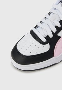 Μαύρο, λευκό και ροζ αθλητικό παπούτσι με επάνω μέρος από δερματίνη με υφή, διάτρητο κουτί δακτύλων, χοντρά λευκά κορδόνια και μοτίβο στη λαστιχένια σόλα.