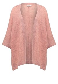 Cardigan ouvert rose doux avec des manches larges et une coupe décontractée et confortable, fabriqué en tissu tricoté pelucheux.