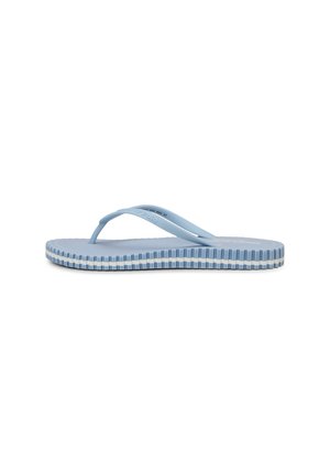 Jasnoniebieska klapka z teksturowaną podeszwą i cienkimi paskami, widok z boku na białym tle.