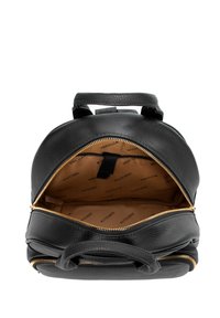 Zaino in pelle nera con una superficie testurizzata, dotato di una cerniera dorata e un interno beige foderato con il nome del marchio "WITTCHEN."
