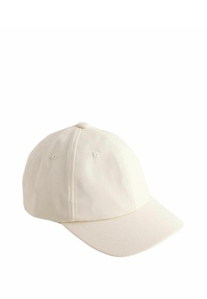 Casquette de baseball en coton beige uni avec une visière incurvée et des œillets de ventilation cousus, présentée sur un fond blanc.