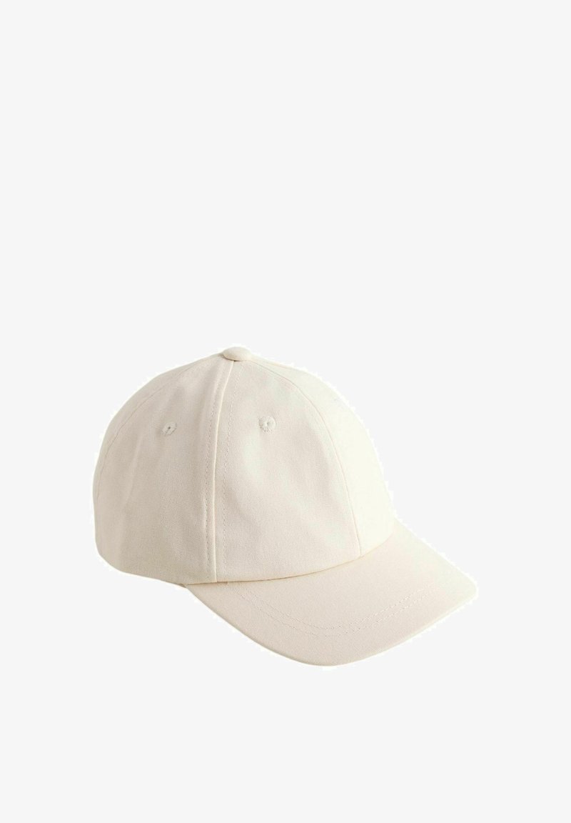 Casquette de baseball en coton beige uni avec une visière incurvée et des œillets de ventilation cousus, présentée sur un fond blanc.