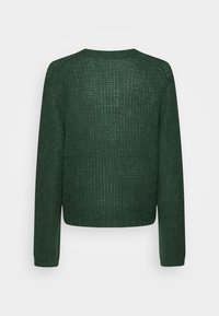Grüner gestrickter Pullover mit strukturiertem Muster, runder Ausschnitt und langen Ärmeln. Der Rücken hat einen geraden Saum und einen lockeren Schnitt.