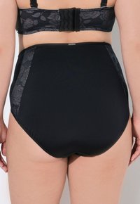 Schwarze hochtaillierte Bikini-Hose mit floralen Spitze-Panels an den Seiten, glatter Textur und nahtlosem Finish. Rückansicht angezeigt.