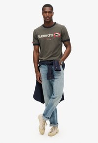 Superdry & Co CORE LOGO RINGER WORKWEAR GRAPHIC - Camiseta estampada - dusky slate grey