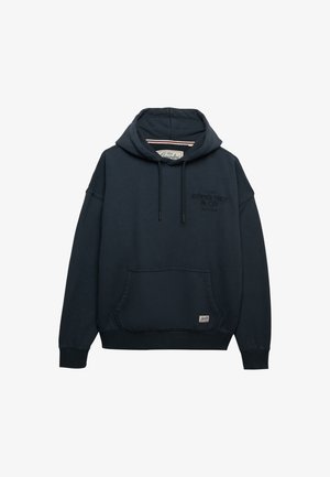 Marineblauwe hoodie met voorzak, capuchon met trekkoord, geribbelde boorden en subtiel geborduurd logo op de borst.