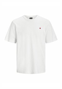 T-shirt bianco in cotone con scollatura rotonda, maniche corte e un piccolo punto rosso sul petto sinistro. Texture liscia e vestibilità comoda.