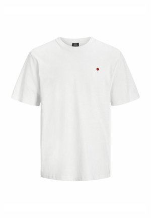 T-shirt en coton blanc avec un col rond, des manches courtes et un petit point rouge sur la poitrine gauche. Texture lisse et coupe décontractée.