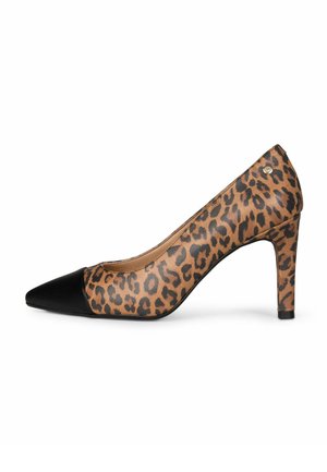 Zapato de tacón alto con estampado de leopardo marrón y negro, punta negra puntiaguda y tacón delgado, visto desde el lado izquierdo sobre un fondo blanco.