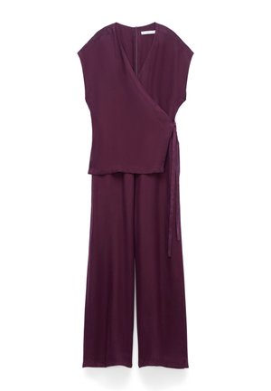Bezśpadowy fioletowy top kopertowy z wiązaniem po bokach, zestawiony z pasującymi szerokimi spodniami, wykonany z gładkiej, lejącej się tkaniny.