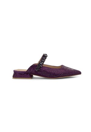 Scarpa slingback viola con punta affusolata, tomaia testurizzata coperta da piccole macchie in rilievo e una cintura decorativa con decorazioni. Tacco basso a blocco.