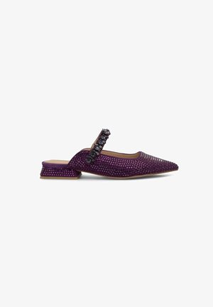 Scarpa slingback viola con punta affusolata, tomaia testurizzata coperta da piccole macchie in rilievo e una cintura decorativa con decorazioni. Tacco basso a blocco.